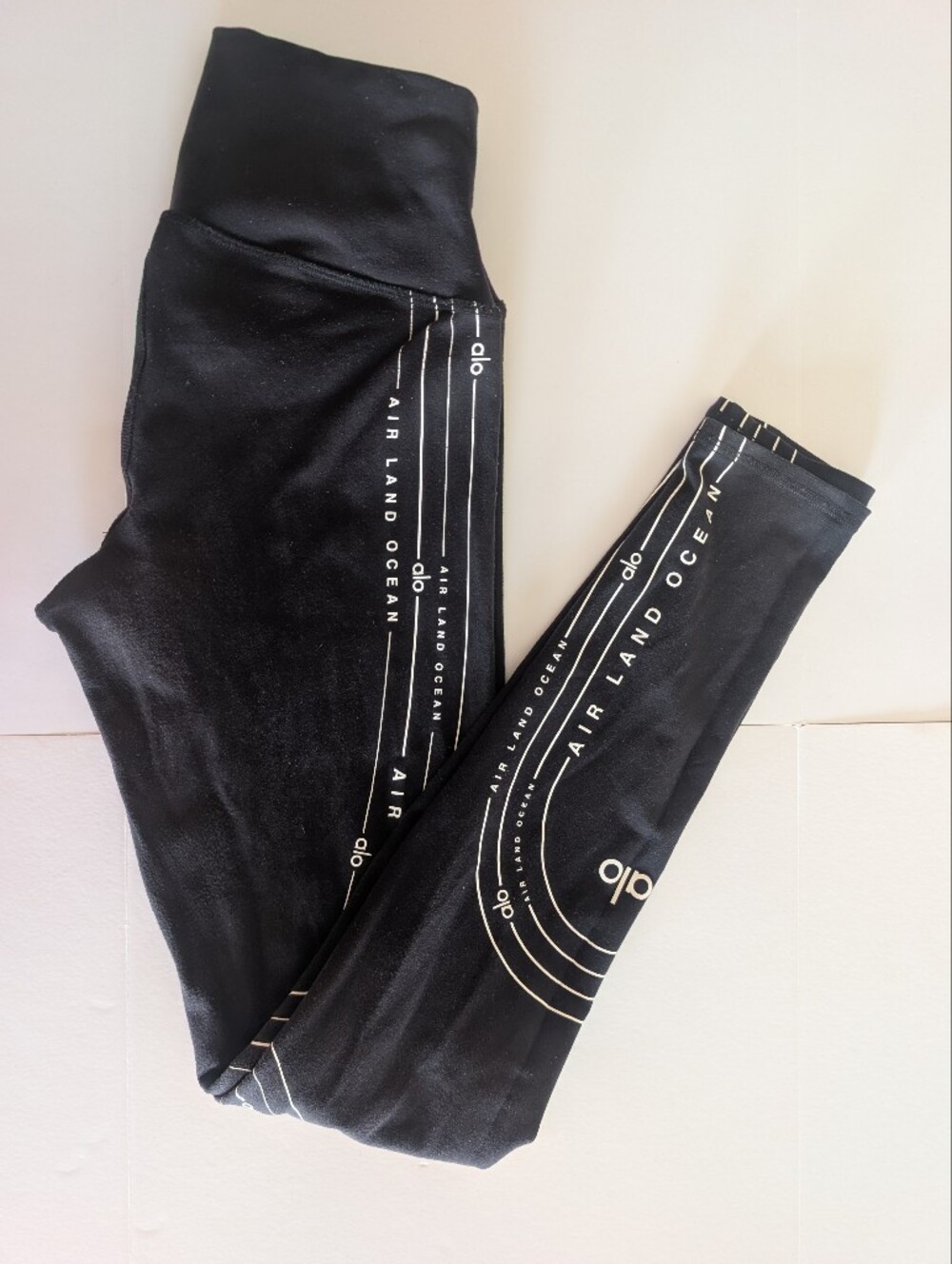 Alo Yoga Air Land Ocean Leggings Black Topographic Print Size M
